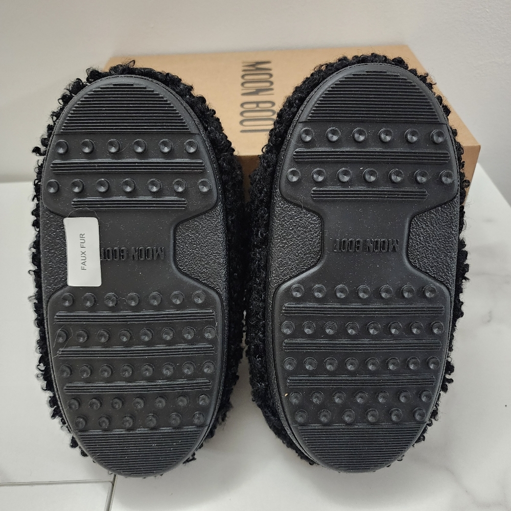 NWT Moon Boot Faux Fur Cozy Black Slippers US Size 6/7 Women - Picture 2 of 3